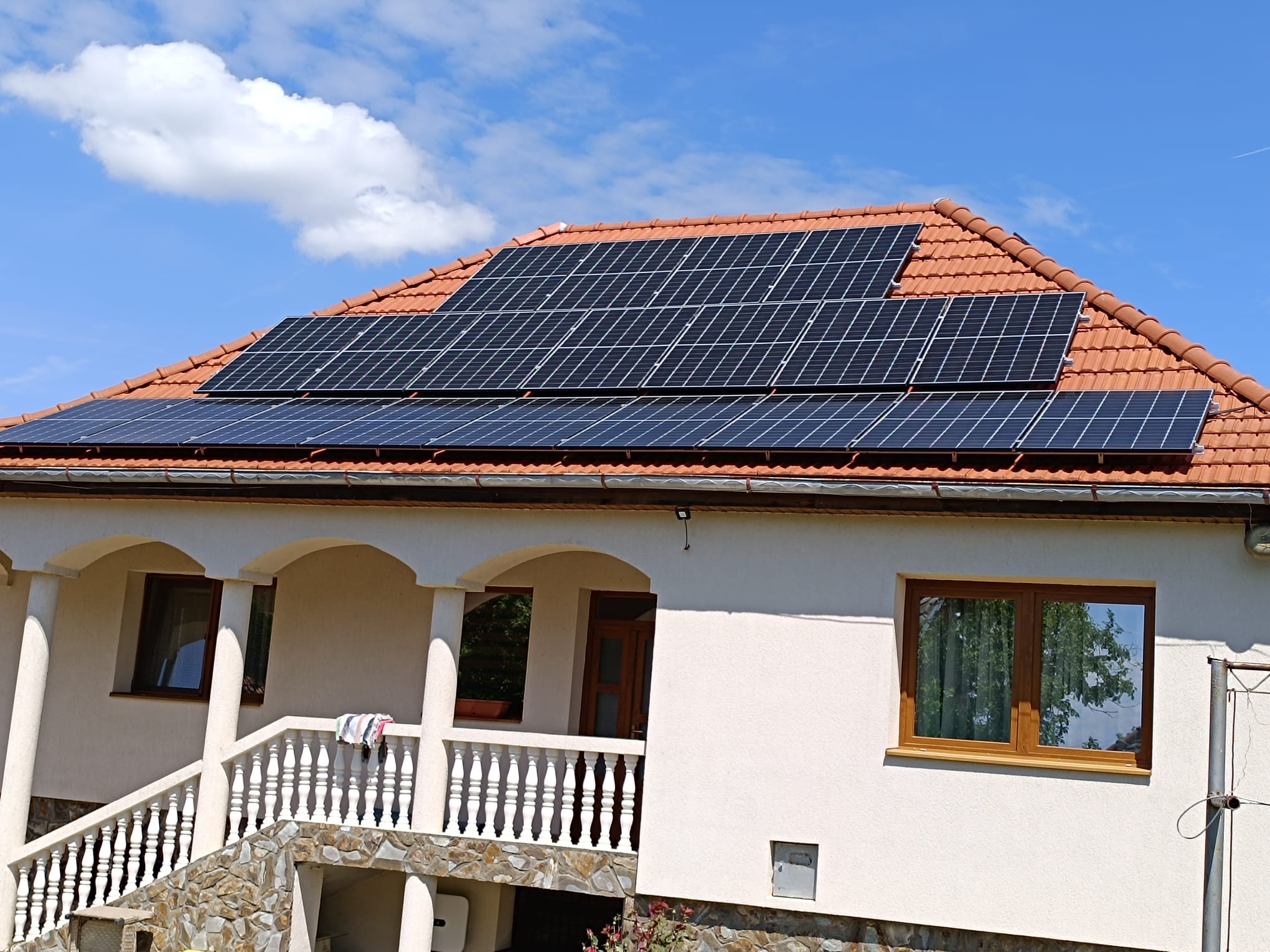 Sistem 10 kW instalat pe casă rezidențială